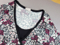 Preview: Stretchshirt Gr. 42 C&A schwarz mit rosa/pinken Blumen langarm Bindeband