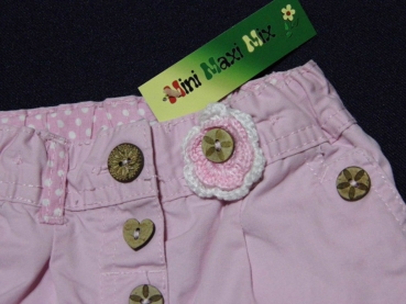 schicke Jeans Gr. 62 mit Häkelblume und Holzknöpfen rosa