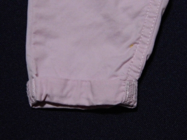 schicke Jeans Gr. 62 mit Häkelblume und Holzknöpfen rosa