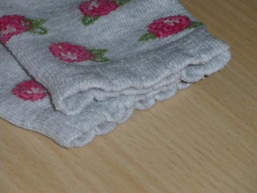 Socken 12cm Gr. 19-21 grau mit Erdbeeren