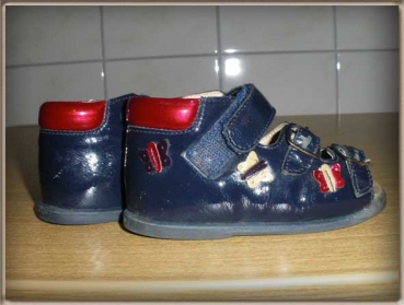 Sandalchen Gr. 21 Däumling Lackschuh blau