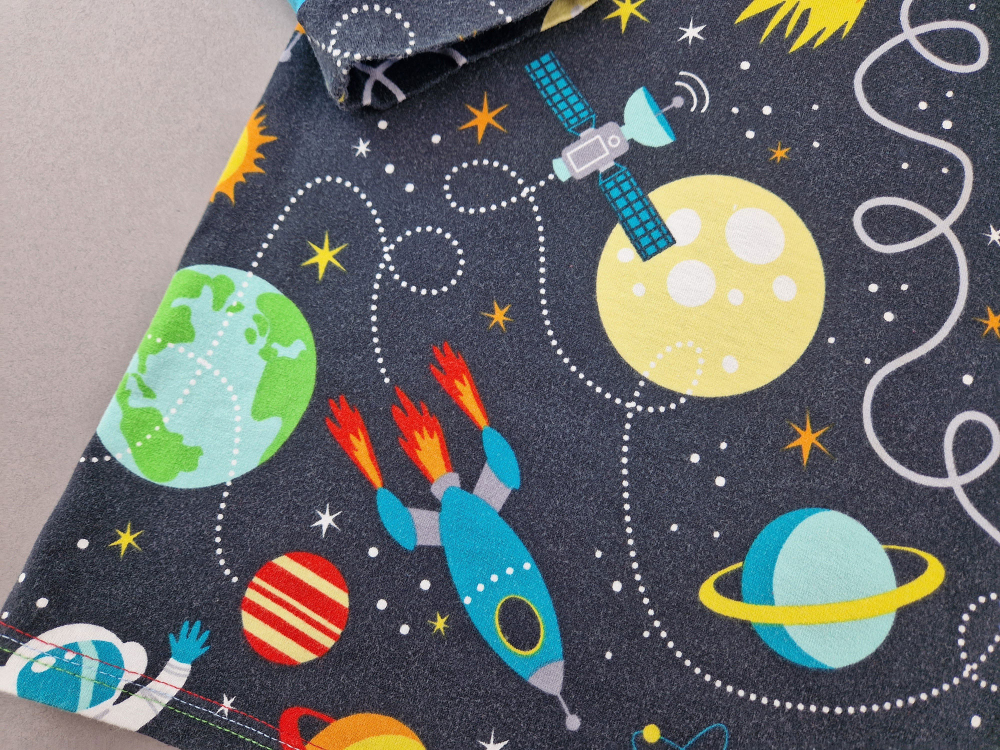 Langarmshirt Gr. 116/122 handgenäht mit Kaputze blau/schwarz Raketen Weltall