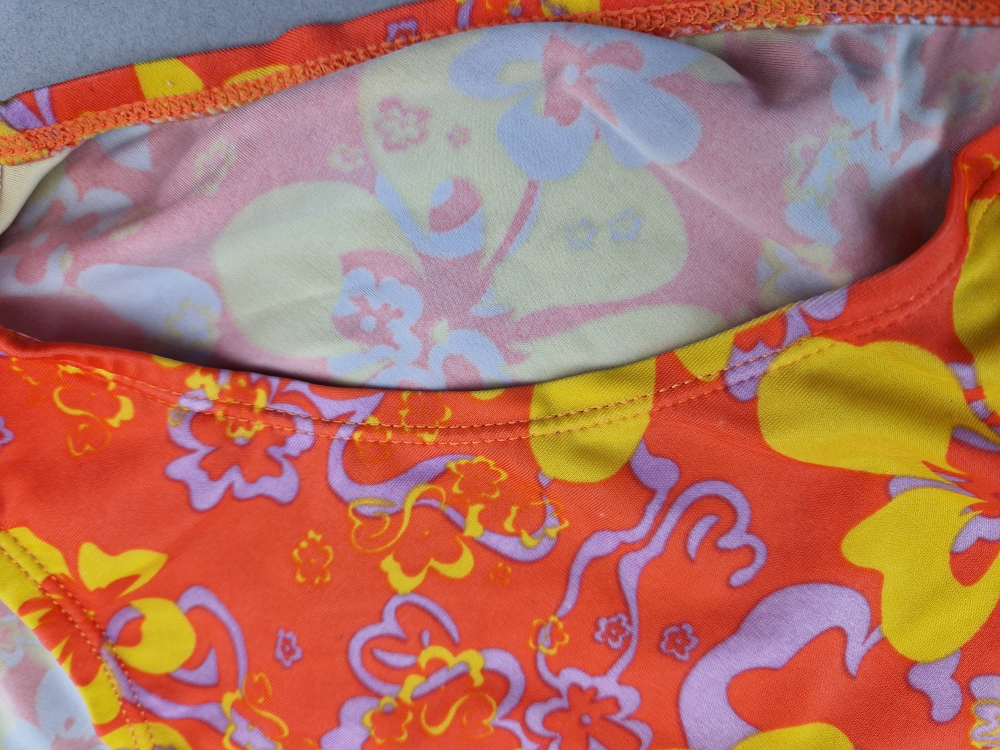 Badeanzug Gr. 128/134 orange mit gelben/flieder Blumen