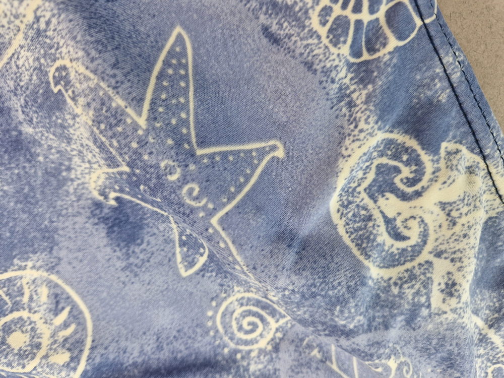 Badeanzug Gr. 128/134 hellflieder mit weißen Seesternen/Seepferdchen