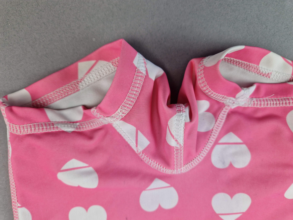 Badeanzug/Strandanzug Gr. 80/86 rosa mit weißen Herzen