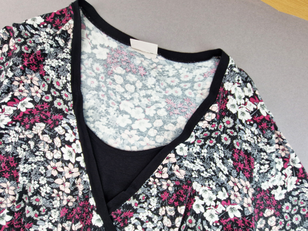 Stretchshirt Gr. 42 C&A schwarz mit rosa/pinken Blumen langarm Bindeband