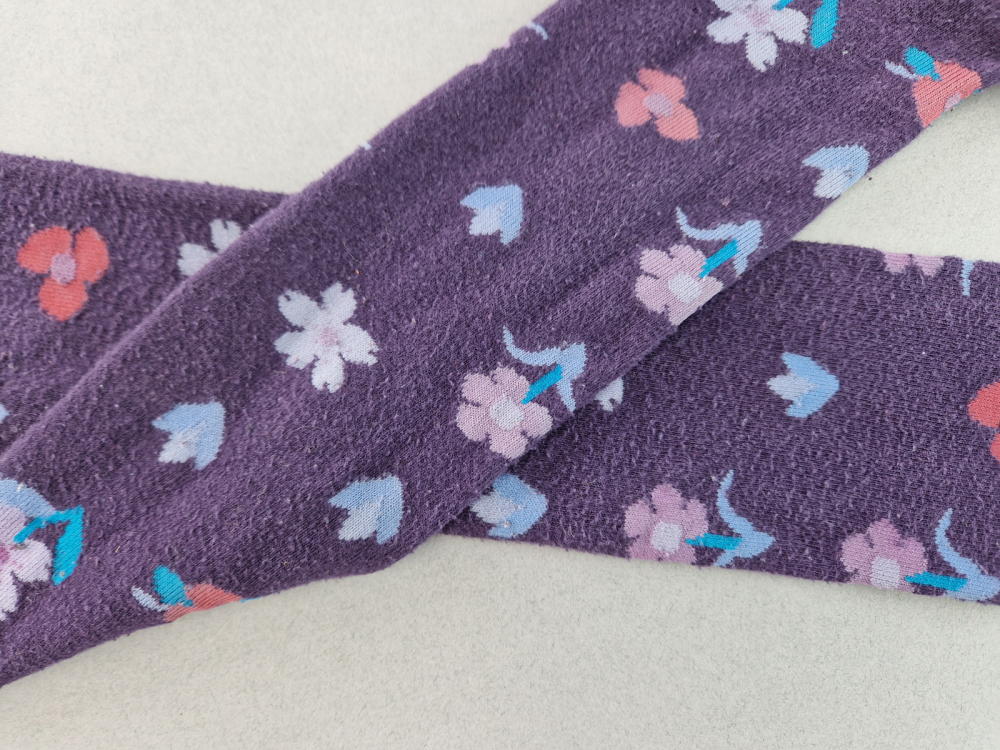 Strumpfhose Gr. 128 lila mit Blümchen