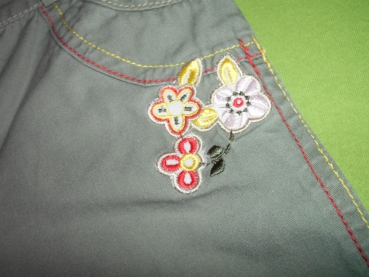 Sommerjeans Gr. 74/80 Topolino oliv mit Blumenstickerei