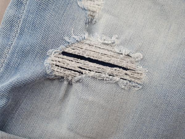 kurze Jeans Gr. 128 H&M hellblau mit coolen Löchern