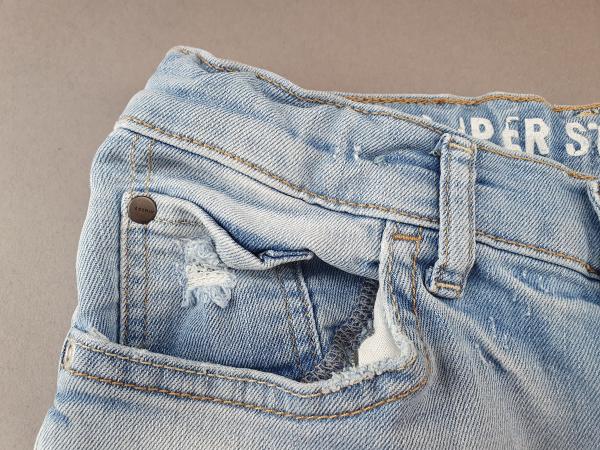 kurze Jeans Gr. 128 H&M hellblau mit coolen Löchern