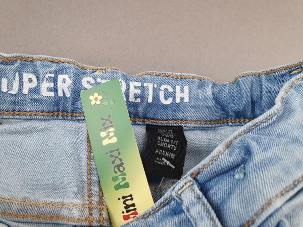 kurze Jeans Gr. 128 H&M hellblau mit coolen Löchern