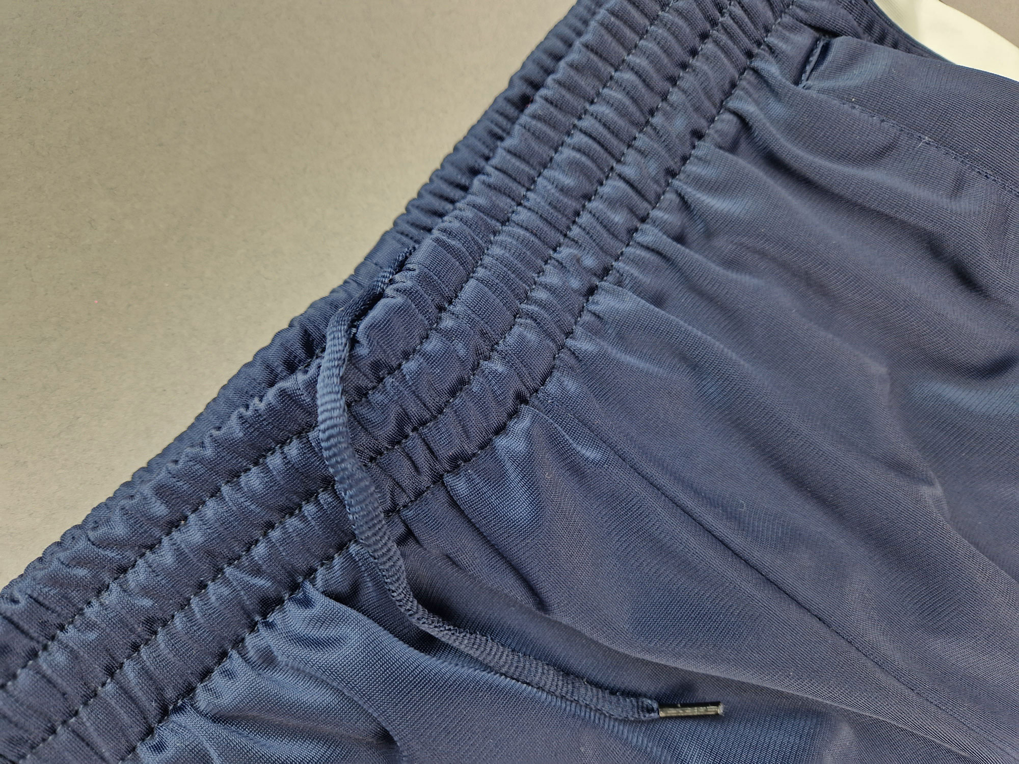 Sporthose Gr. 122 dunkelblau mit weißen Streifen lang