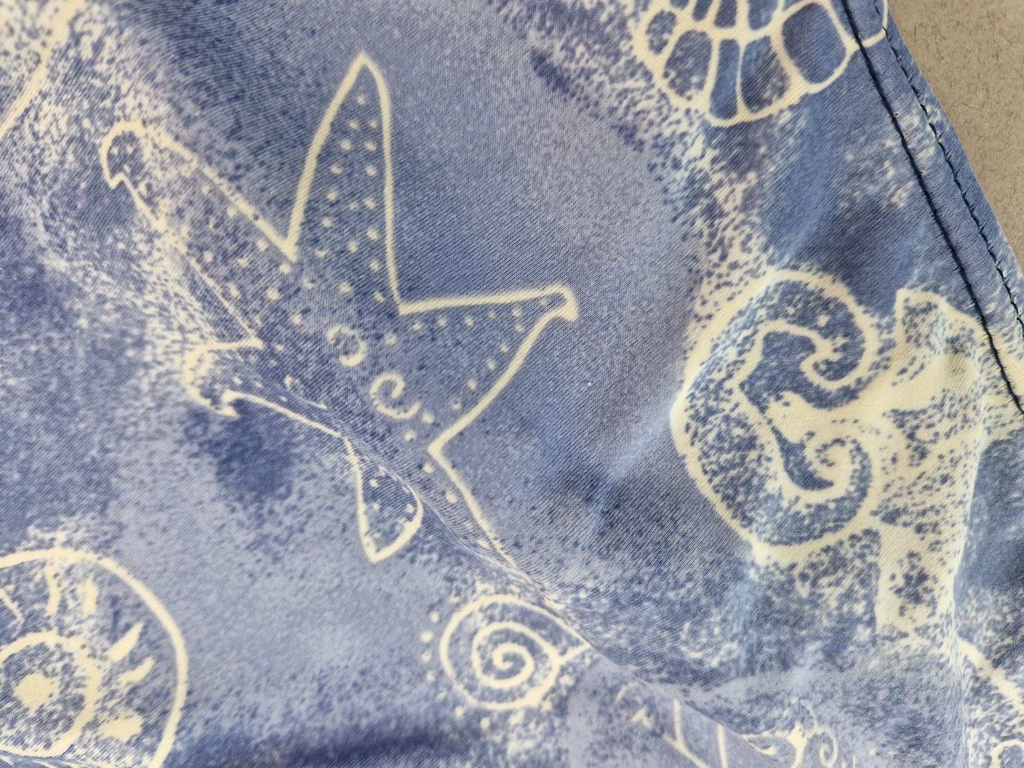 Badeanzug Gr. 128/134 hellflieder mit weißen Seesternen/Seepferdchen