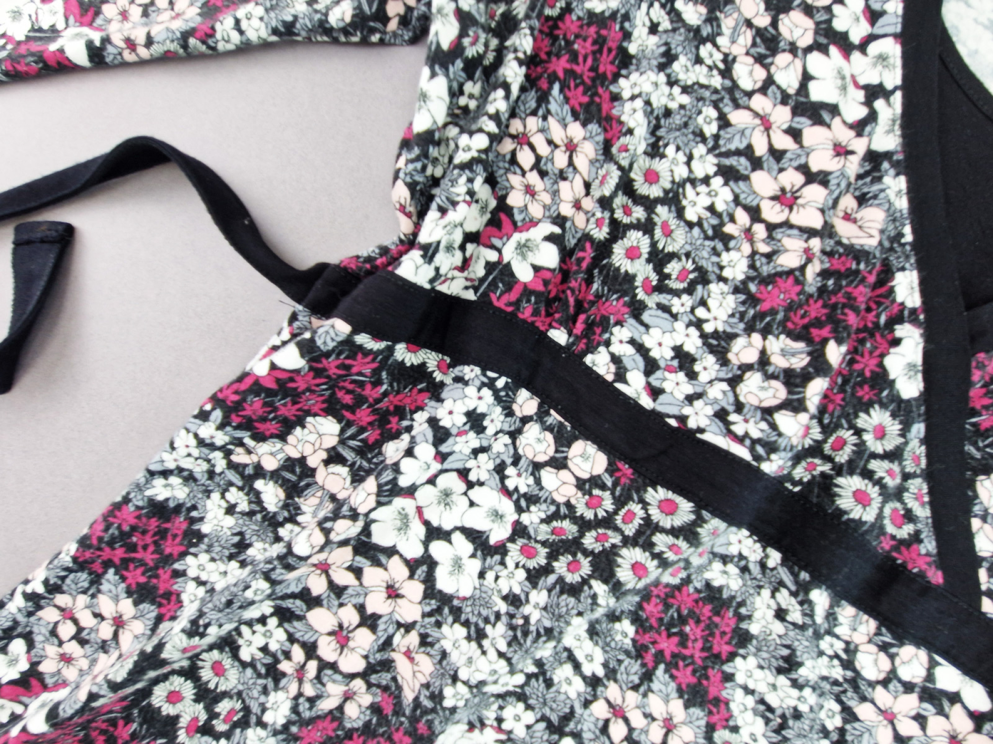Stretchshirt Gr. 42 C&A schwarz mit rosa/pinken Blumen langarm Bindeband
