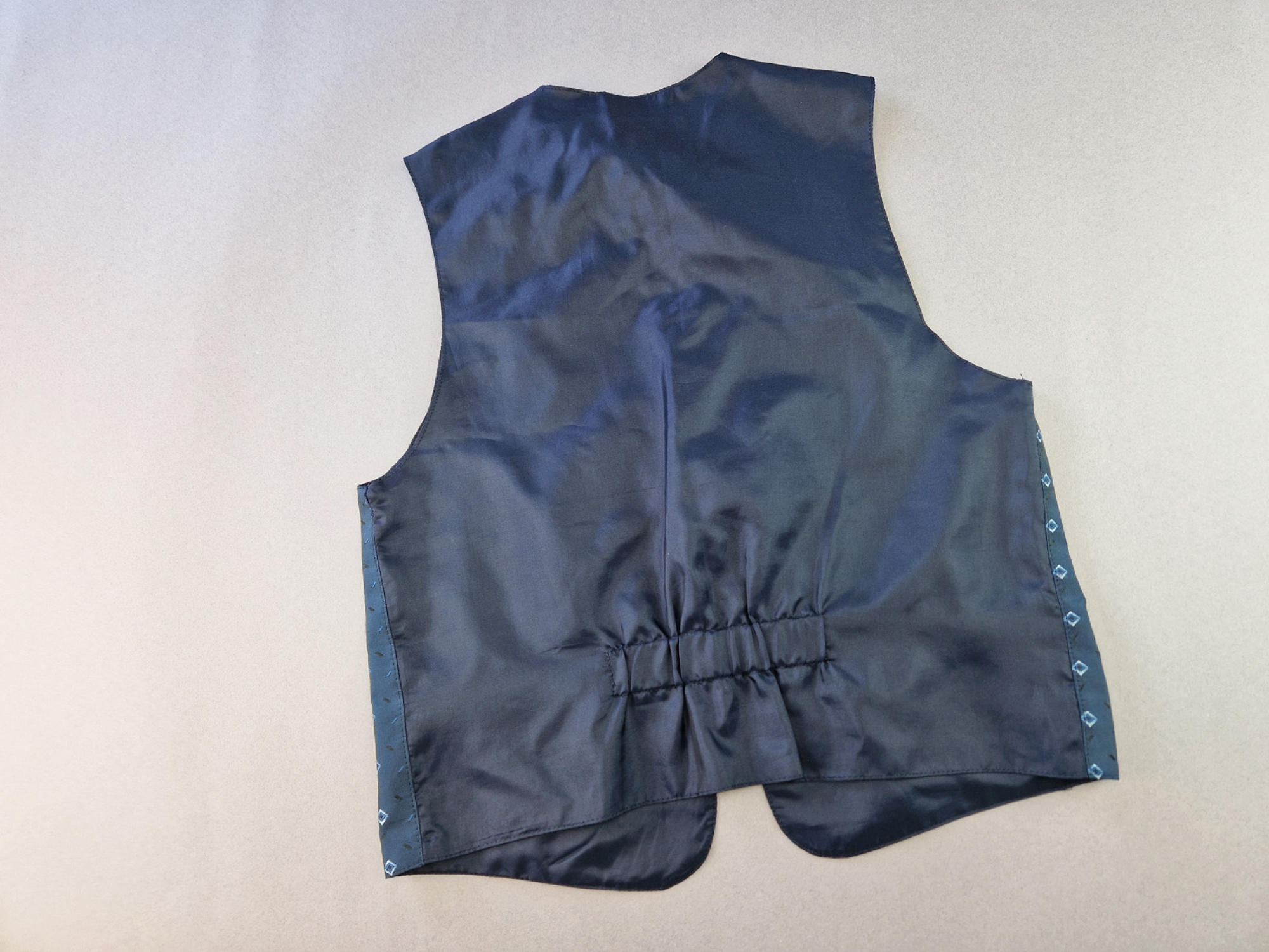 Anzugweste Gr. 152 C&A Satin dunkelblau Rauten