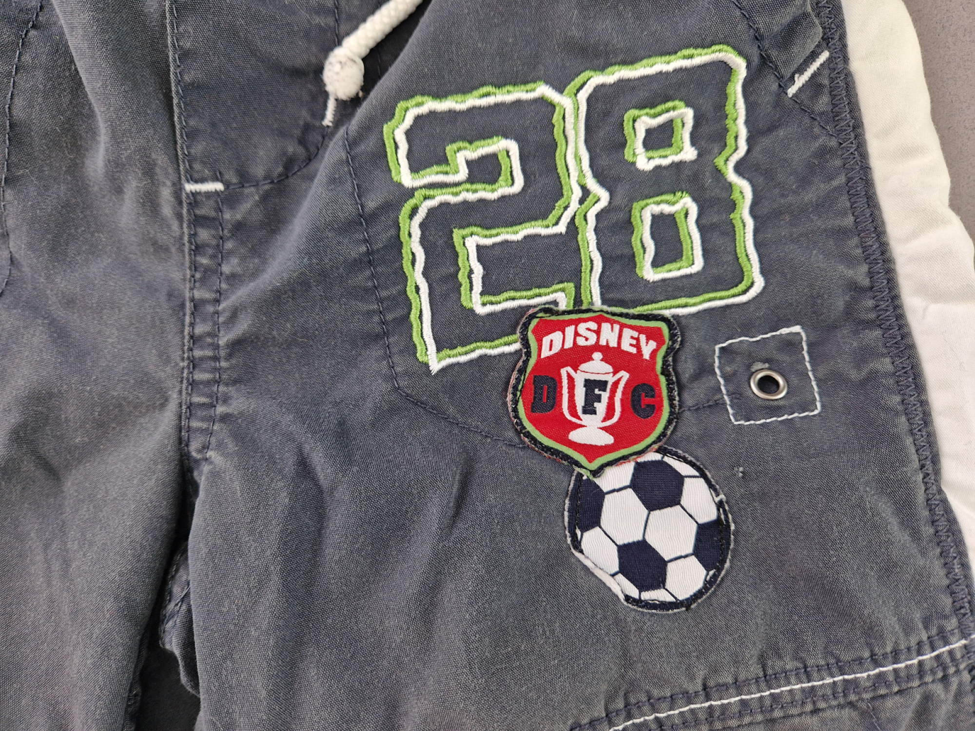 Sommershort Gr. 122 C&A Disney grau/weiß Gummibund