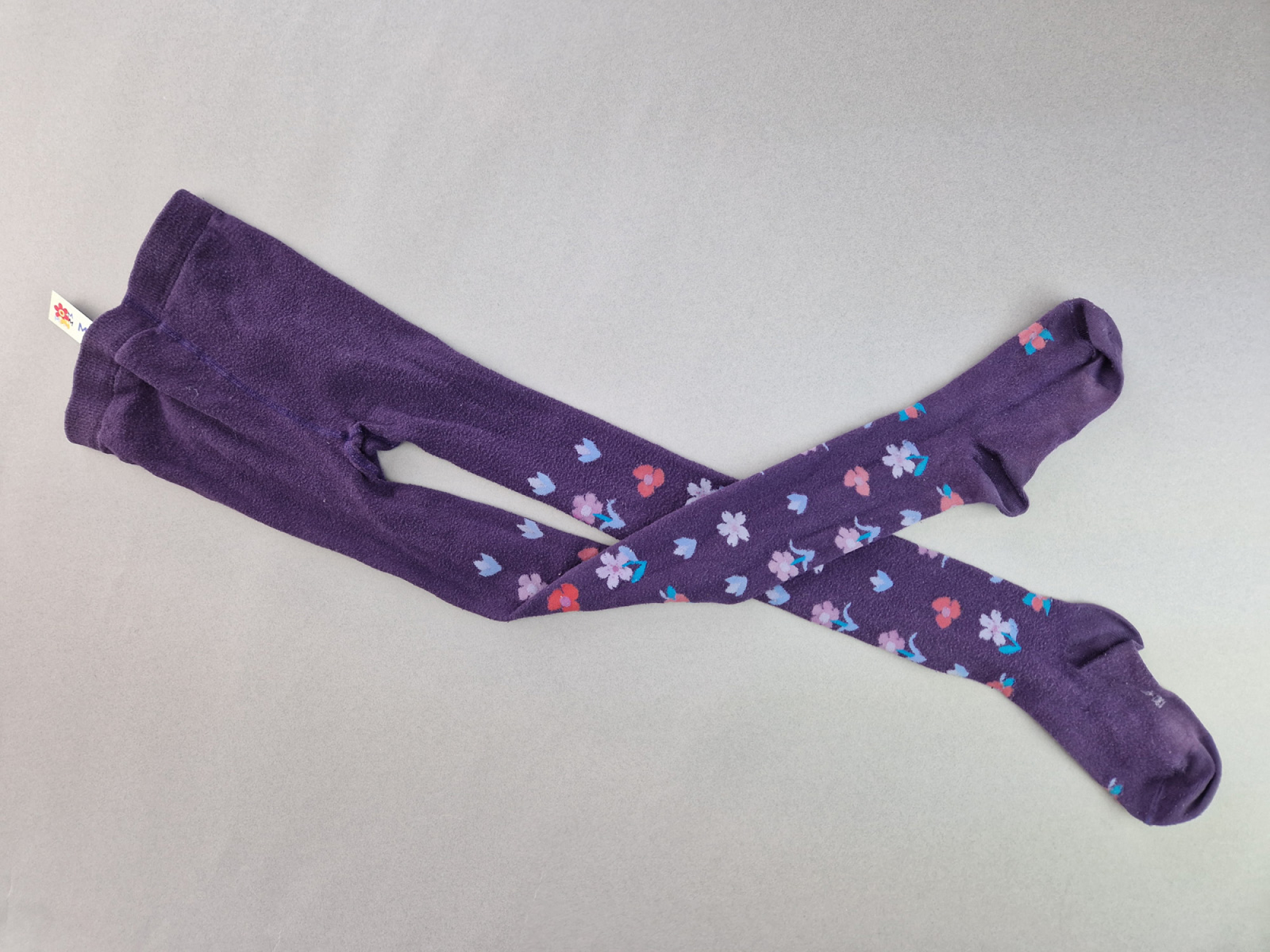 Strumpfhose Gr. 128 lila mit Blümchen