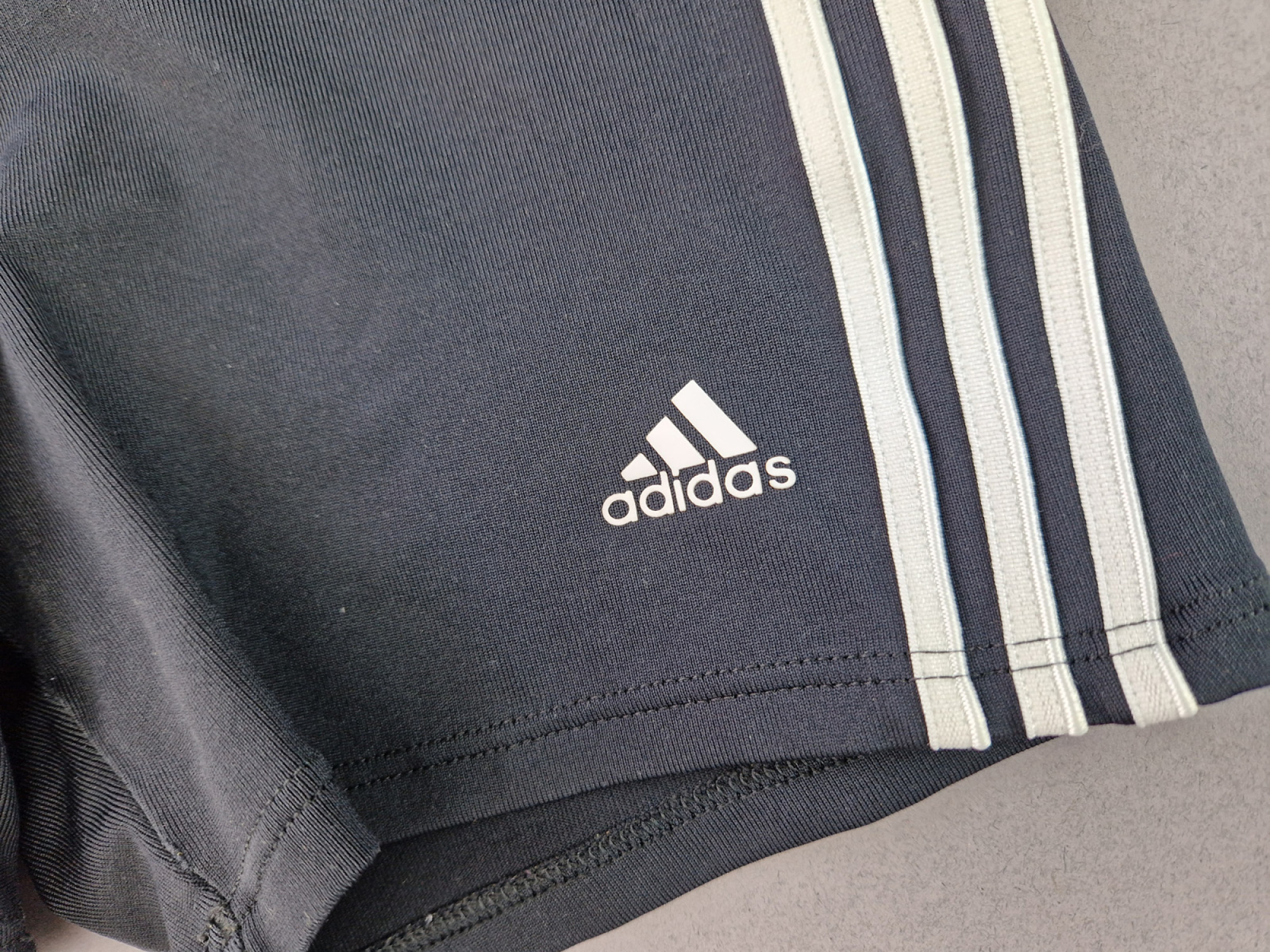 kurze Sporthose Gr. 140 Adidas schwarz/weiß